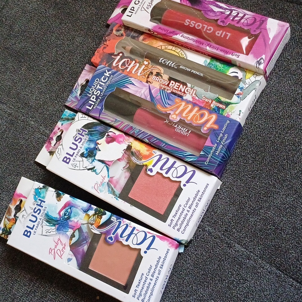Bundle of 5 pieces lip gloss Pencil Lipsticks and Blush New with tag
